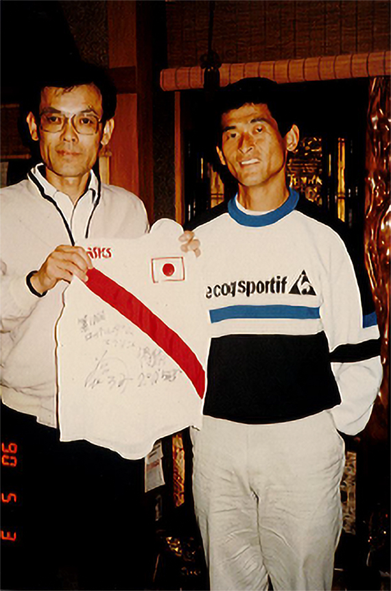 ロッテルダムマラソンで優勝した谷口浩美選手（右）と。ユニホームを持って報告に来てくれた（1990年5月）