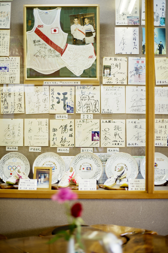 宮崎上水園の展示室には谷口選手のユニホームはじめ、バイオ茶を愛飲するスポーツ選手たちから寄せられたサインを感謝を込めて店内に展示する
