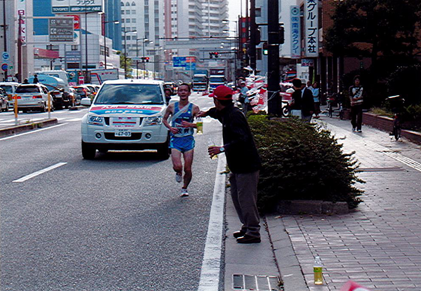九州一周駅伝の給水で選手へ手渡されるバイオ茶